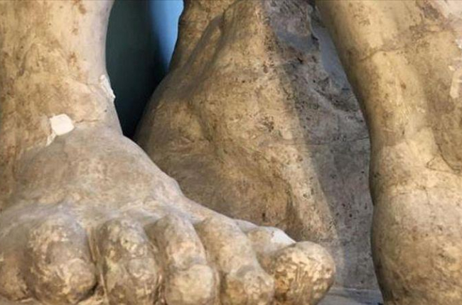 Los pies con grietas del Hércules Farnese de la Academia de Bellas Artes de San Fernando.-REAL ACADEMIA DE BELLAS ARTES