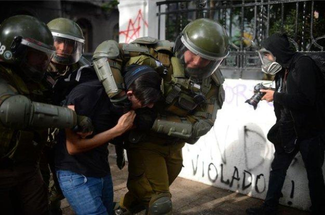 Las fuerzas de seguridad detienen a una persona durante las protestas en Chile.-AFP