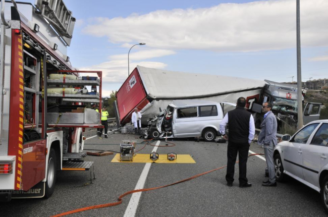 Estado de la furgoneta y del camión que colisionaron en la circunvalación en la que fallecieron tres personas.-VALENTIN GUISANDE