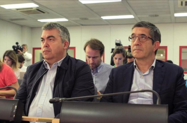 Patxi López, a la izquierda, el pasado domingo en la sede del PSOE.-EFE / VÍCTOR LERENA