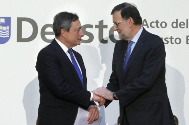 El presidente del Gobierno, Mariano Rajoy, saluda al presidente del Banco Central Europeo (BCE), Mario Draghi en los actos del Centenario Deusto Business School.-EFE / JUAN CARLOS HIDALGO