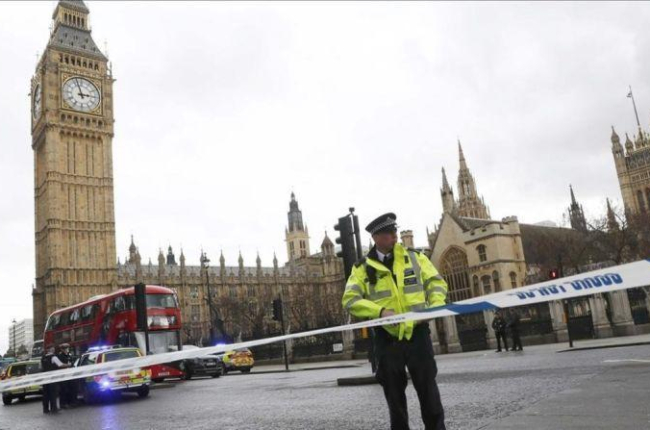 Un policía corta el acceso al Parlamento.-REUTERS / STEFAN WERMUTH