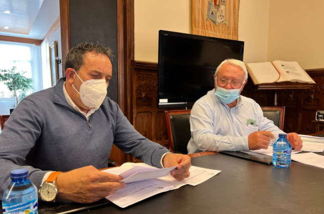 El diputado Raúl Lozano con el técnico de agricultura. HDS