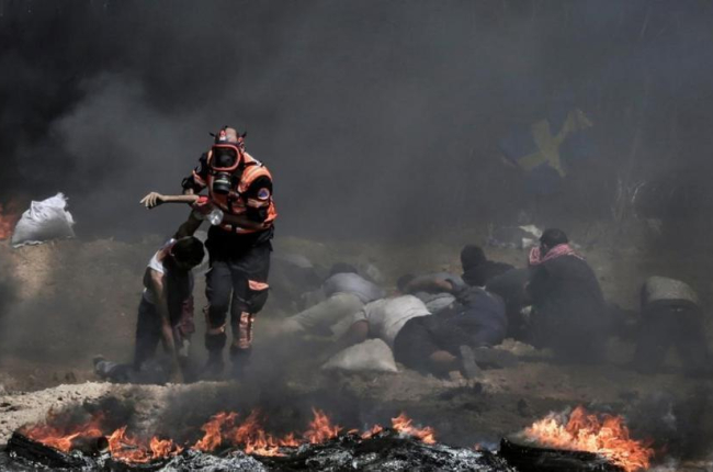 Un sanitario ayuda a un herido, ayer en Gaza.-/ AFP / MAHMUD HAMS