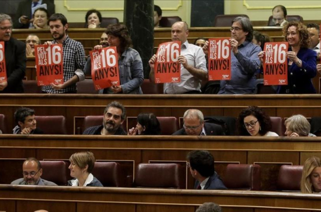 Los diputados de ERC muestran carteles a favor del voto a los 16 años en el hemiciclo del Congreso, el pasado 19 de abril.-JOSE LUIS ROCA