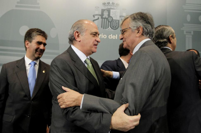 Jorge Fernández Díaz saluda al fiscal general del Estado. Eduardo Torres Dulce, en una imagen del 2012.-JOSÉ LUIS ROCA