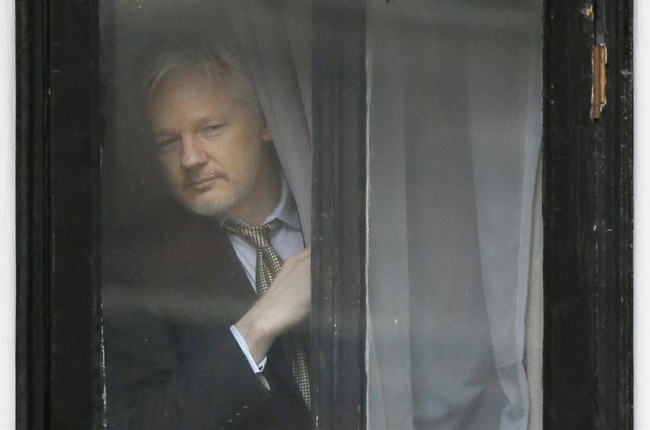 Julian Assange, en la Embajada de Ecuador en Londres.-PERIODICO (ARCHIVO / AP / KIRSTY WIGGLESWORTH)