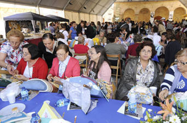 La plaza Mayor acoge el quinto encuentro de artesanas de esta labor con la llegada de 300 mujeres provenientes de diferentes provincias y -