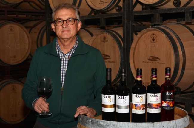 Juan Lázaro posa con los vinos que elaboran de la marca Doble R.-césar carrascal