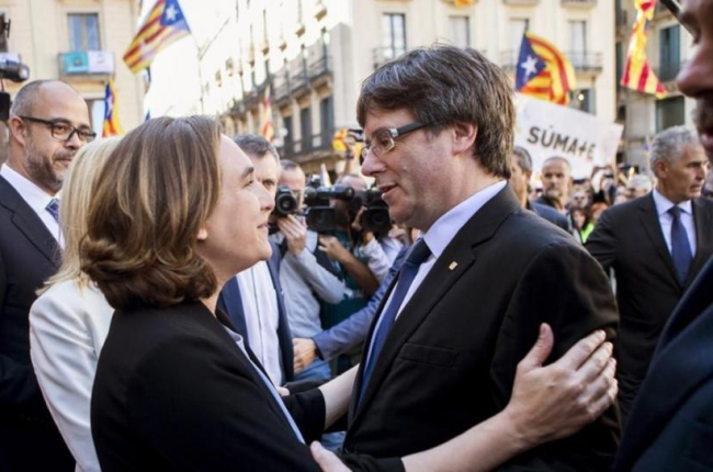 Ada Colau y Carles Puigdemont, este sábado, en la concentración en apoyo a los alcaldes investigados por el 1-O-QUIQUE GARCÍA (EFE)