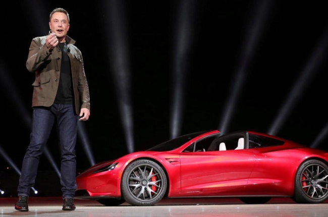 Musk presenta uno de sus modelos en noviembre del 2017. /-HANDOUT