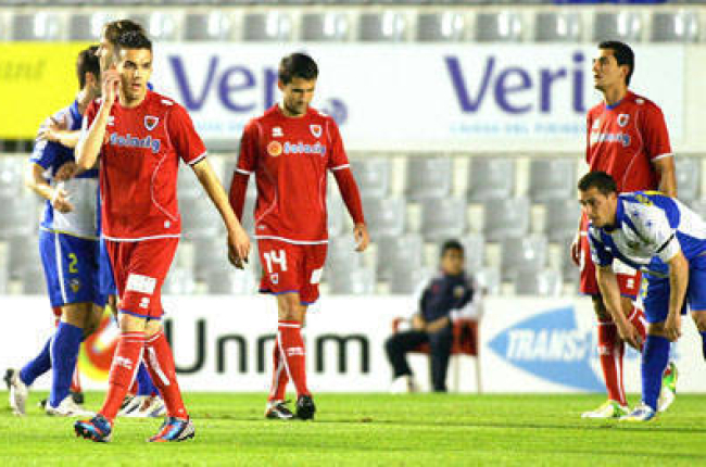 Julio Álvarez, Antionio Tomás y Juanma se lamentan tras uno de los goles marcados por el Sabadell / Área 11-