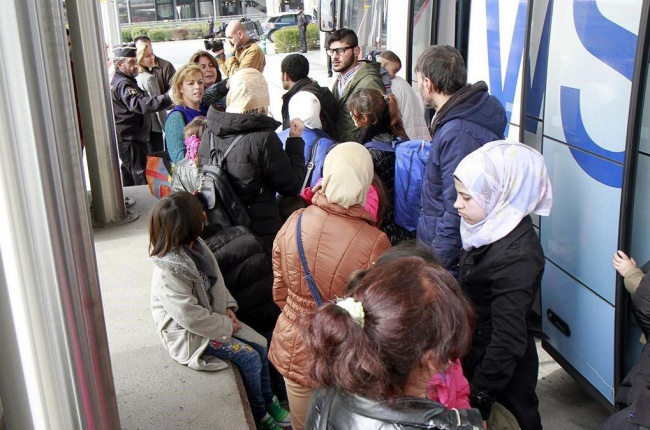 Un grupo de refugiados sirios llegan a España procedentes de Grecia, el año pasado-JOSE MARÍA CUADRADO JIMENEZ