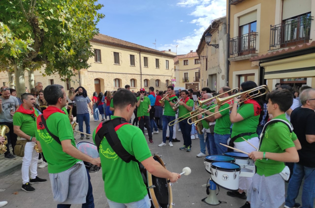 Las diferentes formaciones musicales animaron ayer las calles de San Esteban. ANA HERNANDO