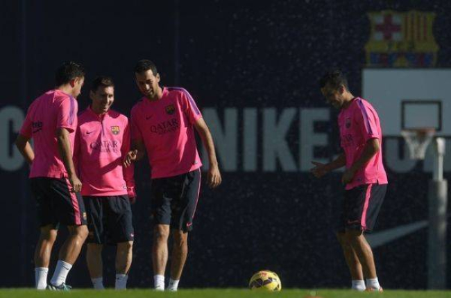 Xavi Hernández, Leo Messi y Sergio Busquets, en el entrenamiento del Barça, este viernes.-Foto: LLUIS GENE / AFP