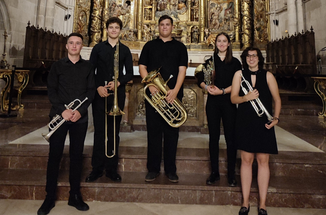 Componentes del quinteto que actuó en la Catedral de El Burgo.-ANA HERNANDO