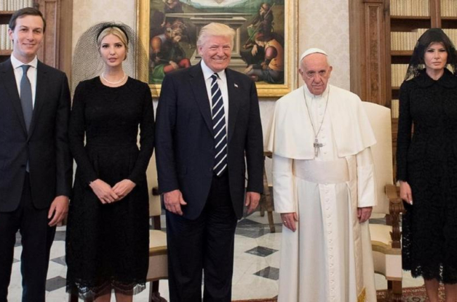 De izquierda a derecha, Jared Kushner (yerno del presidente de EEUU), Ivanka Trump, Donald Trump, el Papa y Melania Trump, en el Vaticano el 24 de mayo.-REUTERS / OSSERVATORE ROMANO