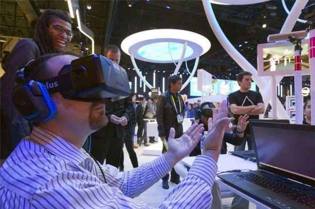 Un hombre prueba las gafas de realidad virtual Oculus Rift en la feria CES de Las Vegas.-REUTERS / STEVE MARCUS