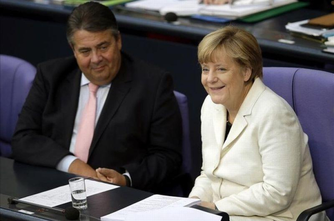 La cancillera alemana, Angela Merkel, con el líder del SPD y vicecanciller, Sigmar Gabriel, su socio de coalición.-AP / MICHAEL SOHN