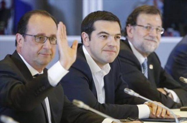 De izquierda a derecha François Hollande, Alexis Tsipras y Mariano Rajoy durante la cumbre extraordinaria de anoche.-Foto: EFE /OLIVIER HOSLET