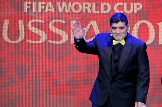 Maradona, durante el sorteo del Mundial de fútbol, en Moscú.-YURI KOCHETKOV (EFE)