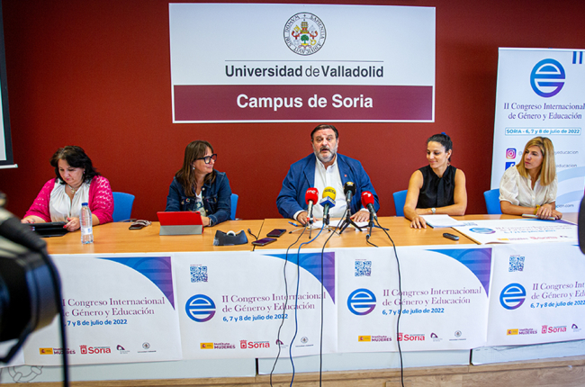 Eva Muñoz, Gloria Gonzalo, José Luis Ruiz, Carolina Hamodi y Laura Álvaro en la presentación del II Congreso internacional de Género y Educación - MARIO TEJEDOR