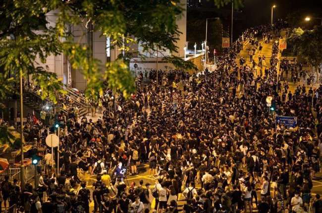 Miles de manifestantes protestan frente a un cuartel de policía, este miércoles en Hong Kong (China).-JEROME FAVRE/ EFE