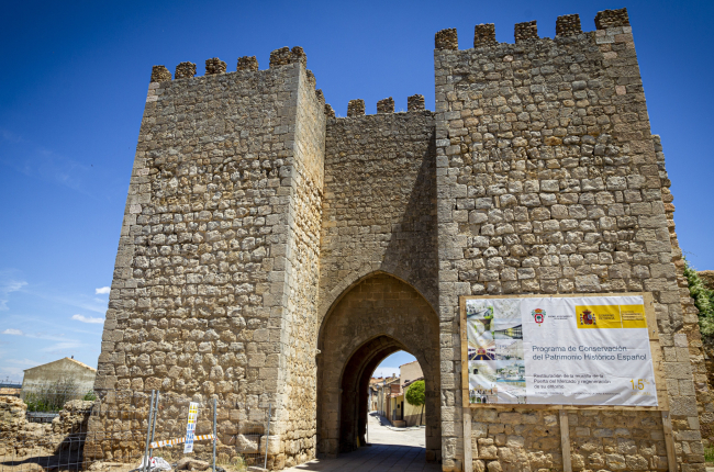 Las obras de la muralla, en el entorno de la Puerta del Mercado.-MARIO TEJEDOR