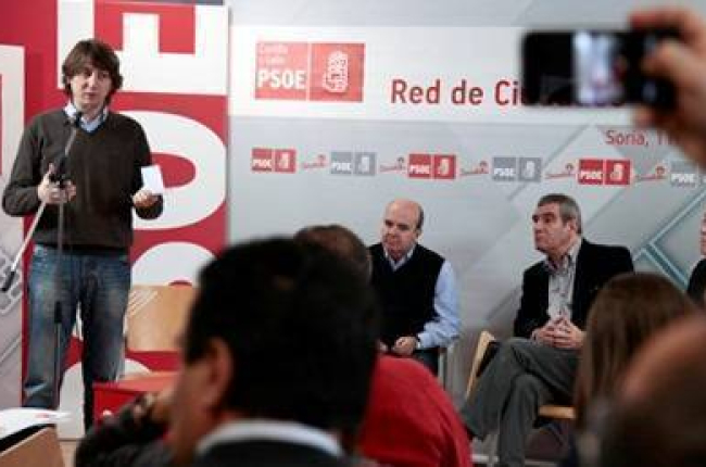 Carlos Martínez Mínguez durante la inauguración del Foro, junto a Gaspar Zarrías, Julio Villarrubia y Carlos Pérez. / DIEGO MAYOR-