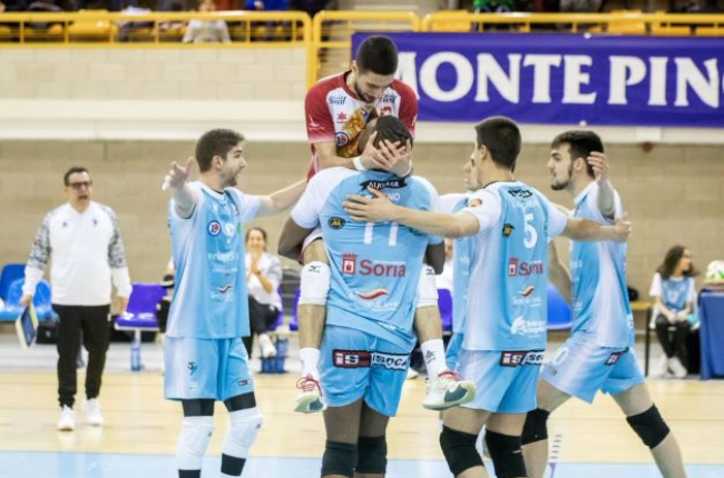 San Martín y Moreno celebrando un punto ante Valencia. GONZALO MONTESEGURO