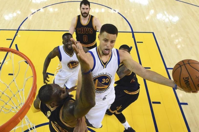 Curry deja una bandeja durante el segundo partido de la final de la NBA-BOB DONNAN / AP