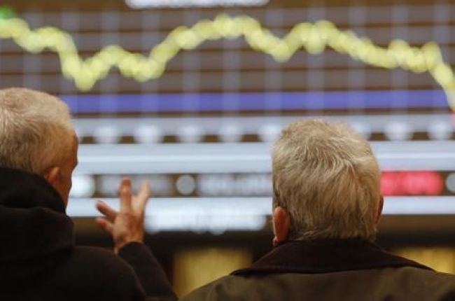 Aspecto de la Bolsa de Madrid, con el IBEX cayendo, en una imagen de diciembre del 2014.-ARCHIVO / AGUSTÍN CATALÁN