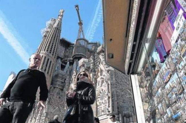 Unos turistas, de visita a la Sagrada Família, el viernes.-