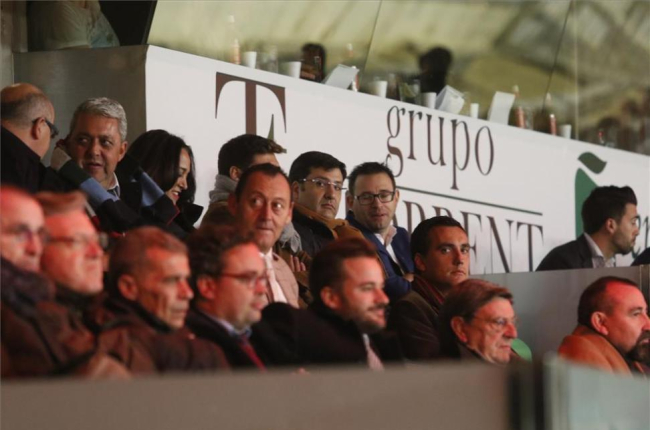 Jesús León, ayer, en el palco de El Arcángel, junto a su asesor financiero -a la derecha-, y el futuro jefe de prensa del club, Víctor Molino.-AJ GONZÁLEZ