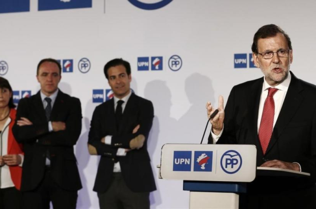 Mariano Rajoy, tras la firma del acuerdo de coalición con el presidente de UPN, Javier Esparza.-EFE