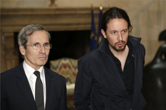 El líder de Podemos, Pablo Iglesias, junto al embajador de Francia en España, Yves Saint-Geours, antes de firmar en el libro de condolencias instalado en el vestíbulo de la residencia del embajador, en Madrid, este sábado.-EFE / ZIPI
