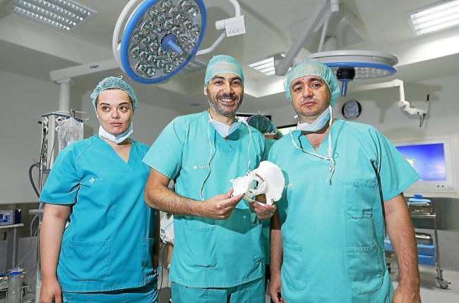 Los doctores Plata, Del Canto y Trigueros. En el hospital Clínico de Valladolid-J.M.LOSTAU