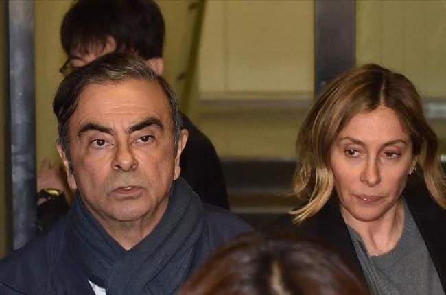 Carlos Ghosn junto a su mujer Carole.-