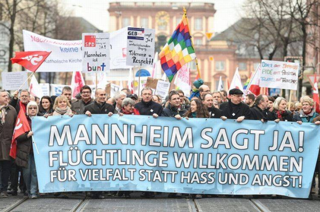 10.000 personas se han concentrado en la ciudad alemana de Mannheim para mostrar su rechazo al movimiento xenófobo de Pegida.-Foto: UWE ANSPACH / EFE