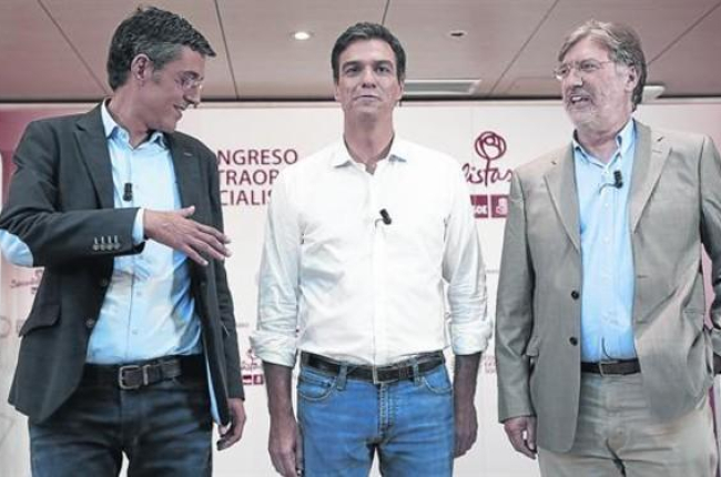 Eduardo Madina, Pedro Sánchez y José Antonio Pérez Tapias, tras el debate que protagonizaron el 7 de julio en la campaña por la secretaría general del PSOE.-JUAN MANUEL PRATS