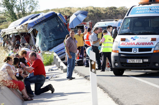 Servicios sanitarios atienden a los heridos en el accidente producidos en la N-403 en Ávila. / ICAL-