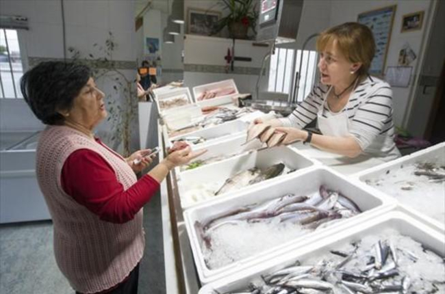 Elena Almagro compra en la pescadería de Adela, que tuitea sus ofertas diarias.-PEPE VILLOSLADA