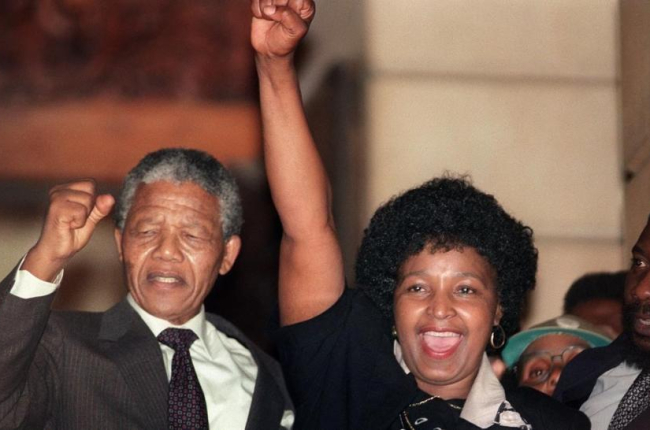 Winnie Mandela (derecha) junto a su exesposo, Nelson Mandela, en una imagen de archivo, en 1990, cuando el líder del ANC fue excarcelado.-AFP / WALTER DHLADHLA