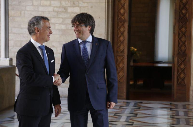 Íñigo Urkullu y Carles Puigdemont, el pasado junio, en Barcelona.-JULIO CARBÓ