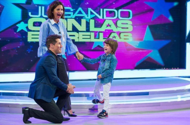 Jaime Cantizano, con Samantha Vallejo-Nágera y su hijo en 'Jugando con las estrellas'.-TVE