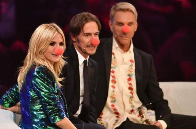 Heidi Klum, y los miembros del jurado del concurso 'Next Top Model', Thomas Hayo y Wolfgang Joop, poco antes de que el 'show' fuese suspendido por una amenaza de bomba.-Foto: AFP