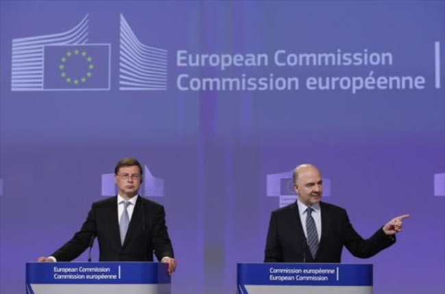 El comisario Moscovici (derecha), y el vicepresidente Dombrovskis, en la rueda de prensa en la que justificaron la cancelación de la multa a España.-EFE / LAURENT DUBRULE