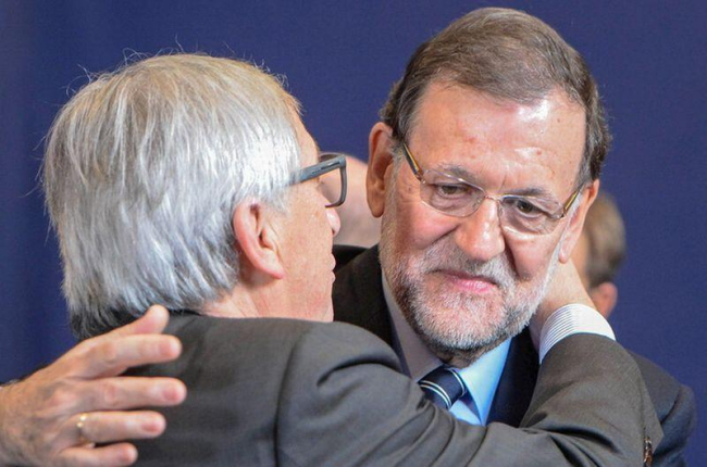 El presidente de la Comisón Europea, Jean-Claude Juncker, saluda a Rajoy, en el 2015.-EFE / STEPHANIE LECOCO