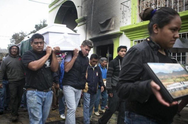 Familiares y maestros cargan con el féretro con los restos del joven Jesús Cadena, de 19 años, fallecido durante los enfrentamientos con policías, durante su funeral en Nochixtlán, el 21 de junio.-EFE / MARIO ARTURO MARTÍNEZ