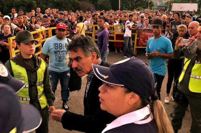 El ciudadano venezolano Carlos Manuel Pino García (c), mientras reacciona en el momento de su expúlsión por presuntamente realizar actividades que atentan contra la seguridad nacional en Cúcuta (Colombia-MIGRACIÓN
